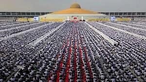BBC News – ‘Un milione di bambini’ partecipano all’evento meditazione buddista 2013 – video
