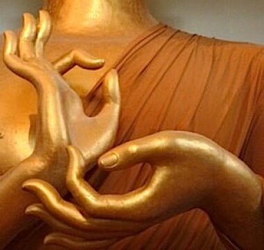 Mudra, il potere è nelle mani: lo yoga dei sacri sigilli da praticare ovunque