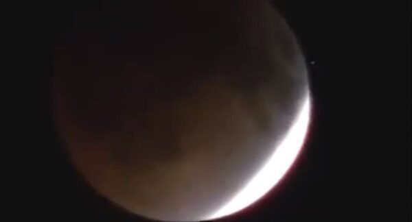 UFO durante l’eclissi della Luna – Foto e video